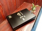 霍山石斛（学名：Dendrobium huoshanense）俗称米斛，是兰科石斛属的草本植物。主产于大别山区的安徽省霍山县，大多生长在云雾缭绕的悬崖峭壁崖石缝隙间和参天古树上。霍山石斛能大幅度提高人体内SOD（延缓衰老的主要物质）水平，对经常熬夜、用脑、烟酒过度，体虚乏力的人群，经常饮用非常适宜。霍山石斛有明目作用，也能调和阴阳、壮阳补肾、养颜驻容，从而达到保健益寿的功效。 

